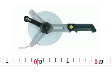 Band aus weiss lackiertem Stahl