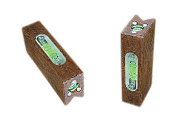 Lattenrichter aus Holz mit Dosen- und Röhrenlibelle