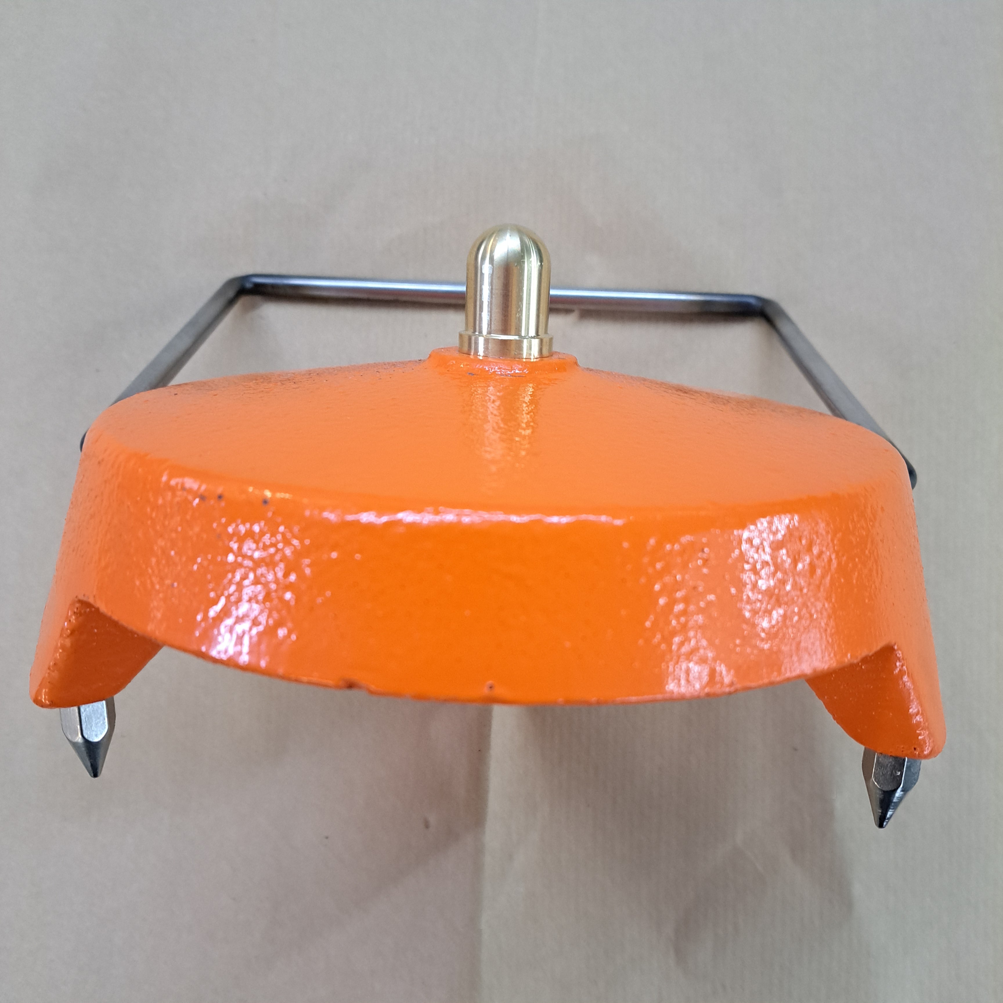 Bodenplatte GB600 - Lattenuntersatz (Frosch), 6,0 KG,mit Metall-Bügel mit Spitzen