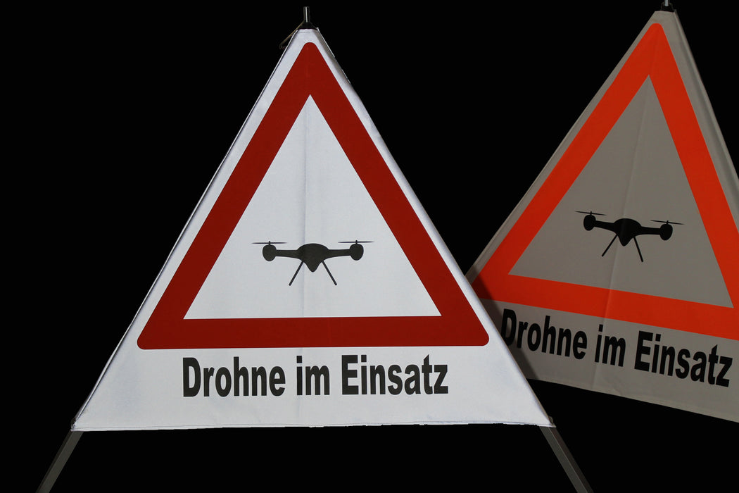 Warnpyramide / Faltsignal, Höhe 90 cm, weiß retroreflektierend, Text "Drohne im Einsatz"