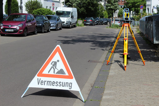 Warnpyramide / Faltsignal, Höhe 90 cm, retroreflektierend, Text "Vermessung"