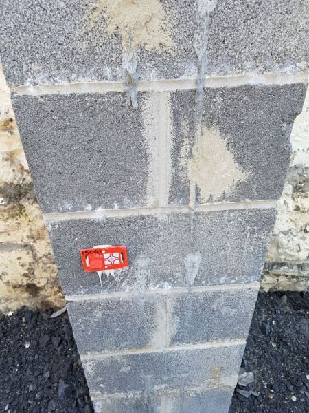 Vermessungs-Plakette mit Lattenaufsatz, rot